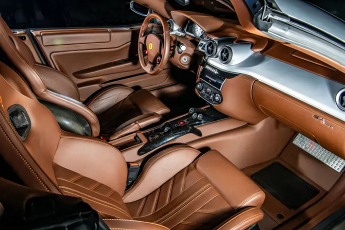 Về mặt thẩm mỹ, SA Aperta có kính chắn gió nghiêng hơn so với 599 và các trụ chống lật đặc trưng của GTB được thay thế bằng các vây khí động học tích hợp vào hai thanh chống lật đôi.