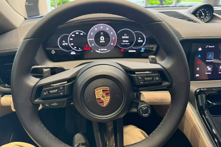 Cụm đèn hậu LED toàn phần của xe được thiết kế mỏng hơn. Bên cạnh đó là cánh gió sau với 2 chế độ mở và cản sau mới. Những chi tiết này khiến Porsche Panamera 2024 gợi liên tưởng đến người anh em 911 ST.