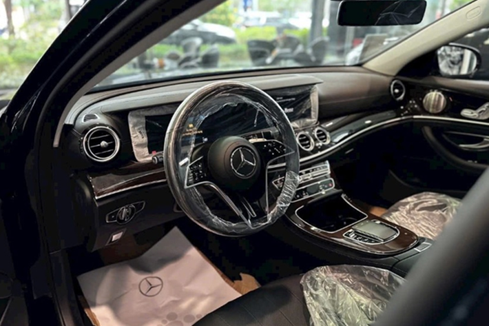 Dù có một số tinh chỉnh về thiết kế và trang bị, dòng xe này vẫn giữ cấu hình quen thuộc với cụm màn hình đôi liền khối, vô-lăng kiểu mới và động cơ 2.0L tinh chỉnh theo từng phiên bản. Xe được trang bị hộp số tự động 9 cấp tiêu chuẩn.