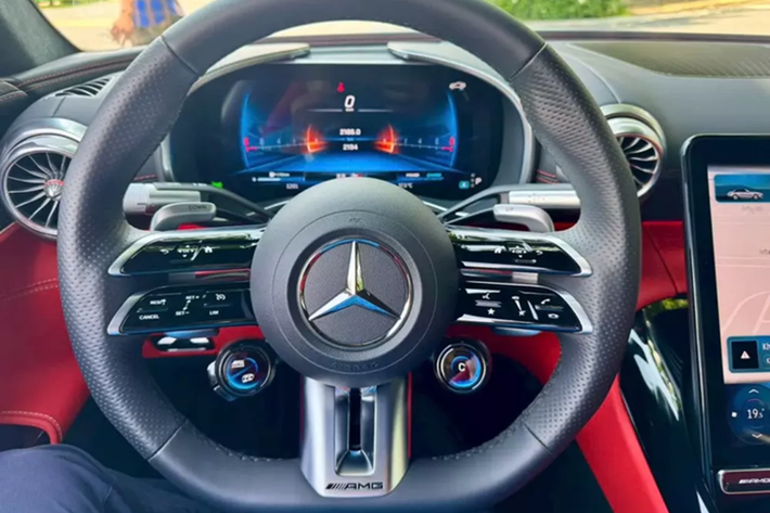 Mercedes-AMG SL43 đang bán chính hãng tại Việt Nam thuộc thế hệ thứ 7, sản xuất từ năm ngoái, chiếc xe này có phần mặt tiền khá ấn tượng với lưới tản nhiệt vòng cung, được tạo hình bằng các nan dọc, nằm chính giữa vẫn là logo ngôi sao 3 cánh.