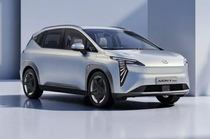 Thương hiệu con Aion của hãng xe Trung Quốc GAC đã chính thức giới thiệu phiên bản mới của mẫu SUV điện Y Plus ở thị trường nội địa. Ở phiên bản nâng cấp, xe được cải tiến nhẹ về thiết kế ngoại thất và nội thất, cùng hệ thống điều khiển hiện đại hơn.