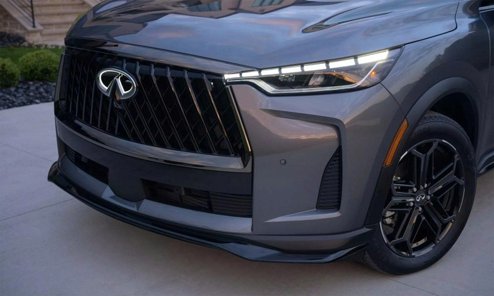 Dưới nắp ca-pô là khối động cơ xăng 2.0L tăng áp, sản sinh công suất 268 mã lực và mô-men xoắn 387 Nm, đi kèm hộp số tự động 9 cấp. QX60 mới có tùy chọn dẫn động cầu trước (FWD) hoặc dẫn động 4 bánh toàn thời gian (AWD), phù hợp với nhiều điều kiện vận hành khác nhau.