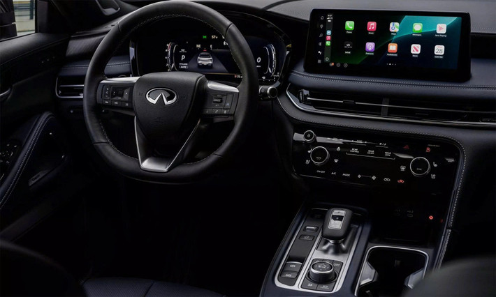 Khoang cabin của QX60 2026 được nâng cấp với màn hình đôi 12,3 inch, tích hợp hệ sinh thái Google bao gồm Google Maps, Google Play và Google Assistant. Toàn bộ ghế được bọc da TailorFit mới, riêng bản cao cấp nhất sử dụng da cao cấp có chức năng sưởi và làm mát.