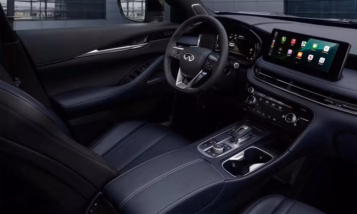 Trang bị bên trong gồm ghế trước chỉnh điện 8 hướng, tích hợp sưởi, vô-lăng có sưởi bọc da, điều hòa 3 vùng độc lập, sạc không dây và hệ thống âm thanh 9 loa. Giá bán cho bản Sport khởi điểm từ 61.700 USD.