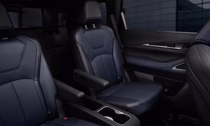 Ngoài ra, hệ thống âm thanh Klipsch Reference Premiere 20 loa mang đến trải nghiệm giải trí đỉnh cao trên bản Autograph, đi cùng màn hình HUD kính lái 10,8 inch, gương hậu kỹ thuật số, bệ cửa phát sáng và các chi tiết trang trí kim loại, ốp gỗ sang trọng. Giá cho bản Autograph cao nhất là 66.150 USD.