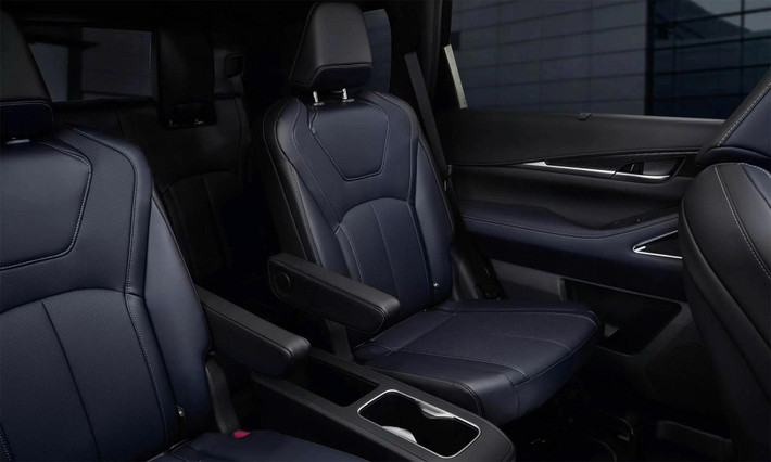 Ngoài ra, hệ thống âm thanh Klipsch Reference Premiere 20 loa mang đến trải nghiệm giải trí đỉnh cao trên bản Autograph, đi cùng màn hình HUD kính lái 10,8 inch, gương hậu kỹ thuật số, bệ cửa phát sáng và các chi tiết trang trí kim loại, ốp gỗ sang trọng. Giá cho bản Autograph cao nhất là 66.150 USD.