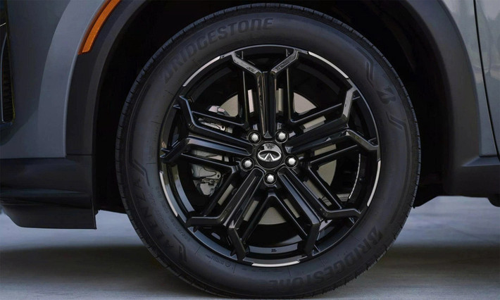 Infiniti QX60 2026 được trang bị gói an toàn chủ động ADAS gồm: phanh khẩn cấp tự động, cảnh báo điểm mù, hỗ trợ giữ làn, và cảnh báo phương tiện cắt ngang khi lùi, tất cả đều là trang bị tiêu chuẩn.