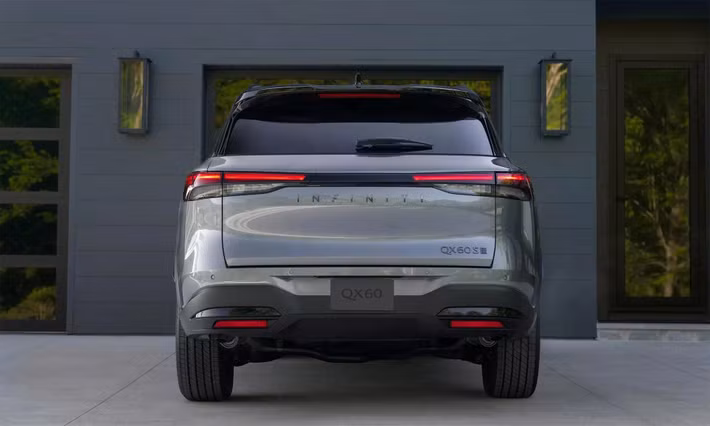 Nổi bật trong danh mục sản phẩm năm nay là phiên bản QX60 Sport, hướng đến khách hàng trẻ hoặc người dùng ưa phong cách thể thao. Bản này có phần đầu xe đặc trưng với lưới tản nhiệt dạng lưới tổ ong màu đen, cùng viền đèn, gương chiếu hậu, thanh nóc và hốc bánh đều phủ màu tối. Vành hợp kim 20 inch sơn đen bóng càng làm nổi bật vẻ cứng cáp.
