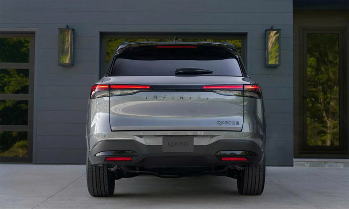 Nổi bật trong danh mục sản phẩm năm nay là phiên bản QX60 Sport, hướng đến khách hàng trẻ hoặc người dùng ưa phong cách thể thao. Bản này có phần đầu xe đặc trưng với lưới tản nhiệt dạng lưới tổ ong màu đen, cùng viền đèn, gương chiếu hậu, thanh nóc và hốc bánh đều phủ màu tối. Vành hợp kim 20 inch sơn đen bóng càng làm nổi bật vẻ cứng cáp.