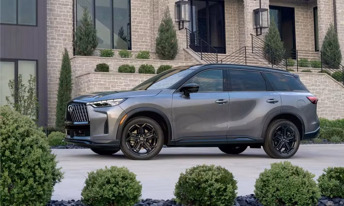 Ở phía hông, QX60 sử dụng bộ mâm hợp kim 20 inch tạo hình mới. Một số phiên bản còn được bổ sung cửa sổ trời toàn cảnh, cốp điện thông minh và hệ thống đèn hậu LED sắc nét hơn. Ngoài ra, Infiniti cũng điều chỉnh thiết kế cửa xe và nắp cốp nhằm tăng tính khí động học và vẻ liền mạch.