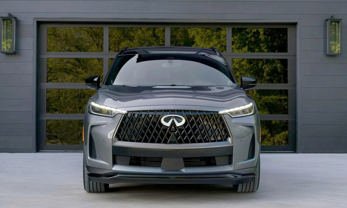 QX60 2026 giữ nguyên phong cách sang trọng vốn có, nhưng được làm mới ở một số chi tiết ngoại thất. Logo Infiniti phía trước nay có khả năng phát sáng, tạo điểm nhấn nhận diện về đêm. Lưới tản nhiệt thiết kế lại, cụm đèn pha LED mảnh hơn tích hợp dải LED ban ngày kiểu kỹ thuật số. Cản trước và sau được tái thiết kế, giúp tổng thể xe trông thanh thoát nhưng vẫn chắc chắn.