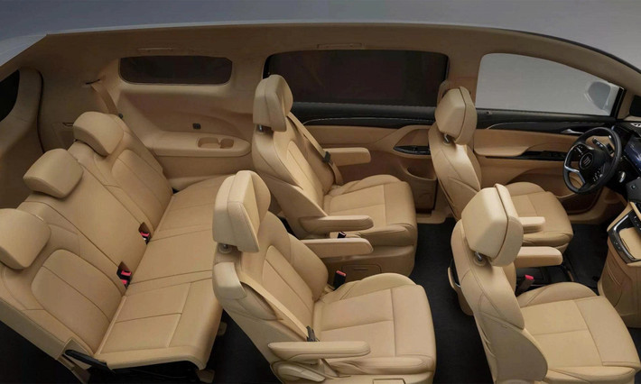Đáng chú ý, hàng ghế thứ hai được thiết kế theo kiểu ghế thương gia độc lập, tích hợp chế độ chống say xe, tính năng lần đầu xuất hiện trên dòng MPV của Buick. Ghế trước chỉnh điện, điều hòa 3 vùng độc lập, hệ thống âm thanh 8 loa và cabin chống ồn cải tiến (nhờ kính hai lớp và vật liệu cách âm mới) góp phần tạo không gian thư giãn như khoang hạng thương gia.