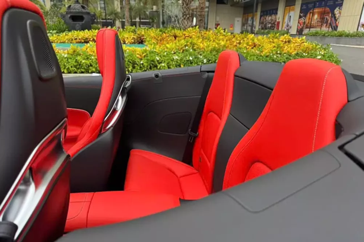 Vòng ra đuôi xe, Mercedes-AMG SL43 thế hệ mới nhất đang bán tại Việt Nam có đèn hậu LED mới, phần khoang hành lý chia làm đôi, để làm chỗ trống cất mui xe. Cuối cùng là việc xe được trang bị ống xả kép đối xứng, dạng tròn.