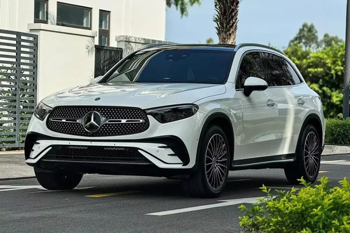 Không chỉ E-Class, dòng SUV hạng sang Mercedes-Benz GLC hiện cũng được đại lý chạy chương trình khuyến mãi. Theo đó, đại lý áp dụng chính sách giảm giá cho cả 2 phiên bản GLC 200 4Matic và GLC 300 4Matic. Cụ thể hơn, Mercedes-Benz GLC 200 4Matic sở hữu giá bán thực tế chưa đến 2,2 tỷ đồng tại đại lý.