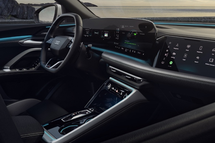 Với công suất này, người dùng có thể sạc đầy pin trong khoảng 2,5 giờ – thời gian được Audi ví là “nhanh hơn cả một số mẫu điện thoại thông minh cao cấp”. Toàn bộ các phiên bản Q5 PHEV đều sở hữu gói nội thất S line với ghế thể thao bọc da màu đen, đi kèm hệ thống điều hòa tự động 3 vùng.