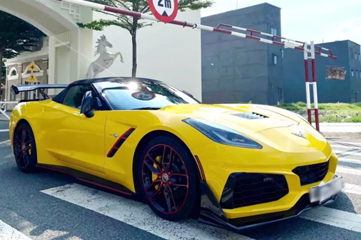 Đây cũng đã là chiếc xe Chevrolet Corvette C7 thứ 2 ở Việt Nam được nhìn thấy trong bản độ hiệu suất cao ZR1 rất ấn tượng, khác biệt là chiếc xe này thuộc biến thể Convertible.