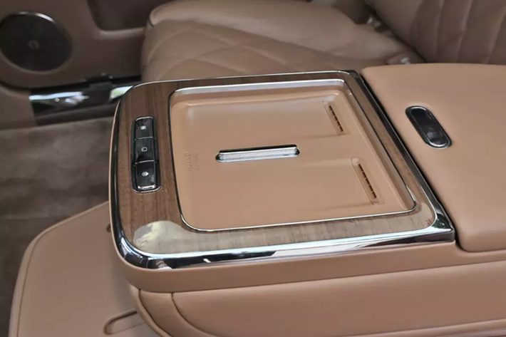 Ngoài ra, xe còn giới thiệu nền tảng Tulindragon, có hệ thống treo “suy luận không-thời gian” cho khả năng điều chỉnh trước khi đi qua các đoạn đường xóc hoặc cua gấp. Hệ thống treo bao gồm xương đòn kép phía trước và liên kết 5 điểm phía sau, kết hợp với giảm xóc khí nén thích ứng.