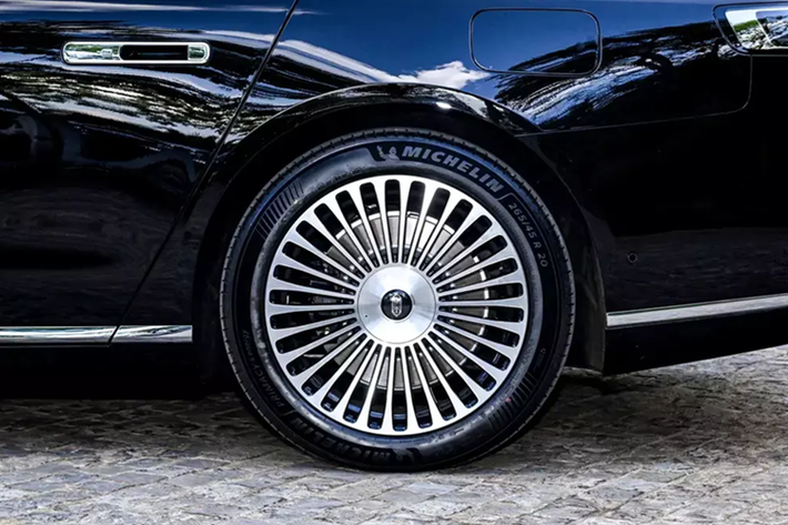 Tại thị trường Trung Quốc, Maextro S800 có hai phiên bản là thuần điện và hybrid mở rộng phạm vi hoạt động (EREV). Bản thuần điện được trang bị hệ dẫn động bốn bánh với hai 2 mô-tơ. Trong khi đó, bản EREV có thể chọn lựa giữa 2 động cơ hoặc 3 động cơ dẫn động bốn bánh.