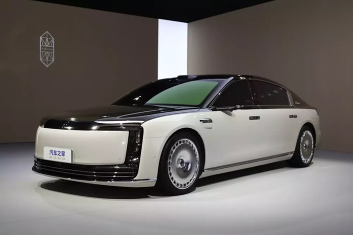 Huawei và JAC Motors đã chính thức ra mắt mẫu sedan hạng sang đầu bảng Maextro S800 tại Trung Quốc. Xe có giá dao động từ 708.000 - 1.018.000 nhân dân tệ (khoảng 2,47 - 3,56 tỷ đồng). Đây là mẫu xe nhắm đến những đối thủ như Mercedes-Maybach S-Class.