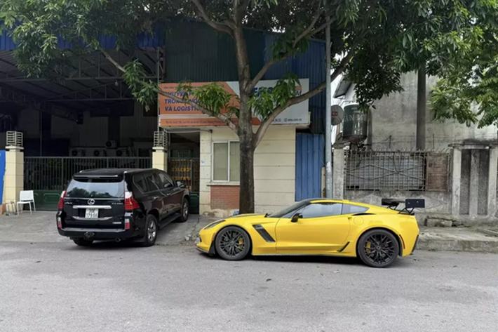 Mới đây nhất, 1 chiếc xe thể thao Chevrolet Corvette C7 đã bị bắt gặp tại Hà Nội, xe gây ấn tượng với màu sơn vàng, có body kit của bản Z06 nhưng không rõ là hàng "xịn" hay độ lên, điểm nhấn còn có cánh gió đuôi cố định cỡ lớn rất hầm hố.
