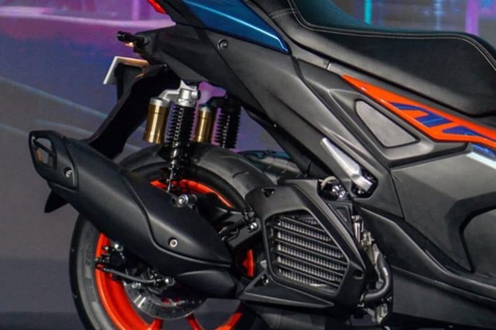 Theo dữ liệu từ Cục Đăng kiểm Việt Nam, Yamaha NVX 155 2025 có mức tiêu thụ nhiên liệu 2,21 lít/100 km, tương đối tiết kiệm trong phân khúc. Với loạt nâng cấp đáng kể cả về công nghệ lẫn thiết kế, Yamaha kỳ vọng bản nâng cấp này sẽ giúp NVX giành lại thị phần từ đối thủ chính là Honda Air Blade 160, mẫu xe hiện có giá bán dao động từ 56,69 - 58,39 triệu đồng.