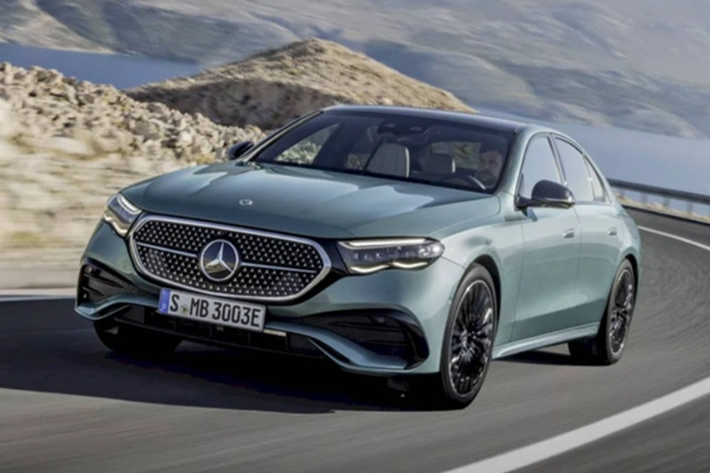 Việc ưu đãi sâu cho E-Class đời cũ được xem là bước đi hợp lý trong bối cảnh phiên bản thế hệ mới của dòng sedan này đang rục rịch cập bến Việt Nam. Hồi tháng 4/2024, một chiếc E-Class thế hệ mới đã được bắt gặp tại trung tâm kiểm định khí thải ở Hà Nội.