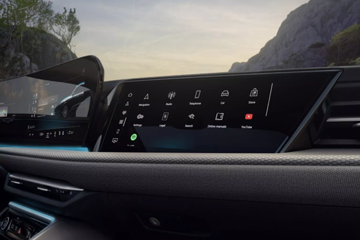 Cabin mang đậm phong cách hiện đại với bảng đồng hồ kỹ thuật số 11,9 inch và màn hình trung tâm kích thước 14,5 inch. Ngoài ra, một số điểm nhấn về thiết kế ngoại thất cũng góp phần làm nổi bật chất thể thao của mẫu SUV hybrid này, bao gồm hệ thống treo thể thao S-line, bộ kẹp phanh sơn đỏ và mâm hợp kim nhẹ kích thước 19 inch.