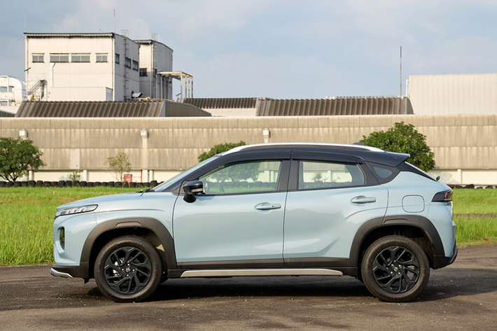 Thêm vào đó là hộp số sàn 5 cấp hoặc hộp số tự động 6 cấp. Trong khi đó, phiên bản thấp dùng động cơ xăng 4 xi-lanh, dung tích 1.5L với mã K15B, cho công suất tối đa 105 mã lực và mô-men xoắn cực đại 138 Nm. Sức mạnh được truyền tới bánh trước thông qua hộp số sàn 5 cấp hoặc hộp số tự động 4 cấp.