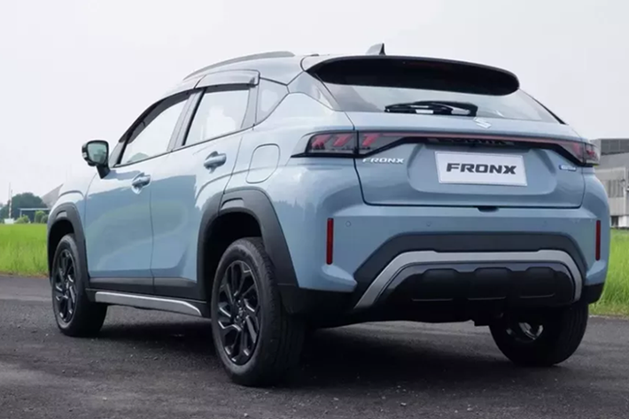 Suzuki Fronx sở hữu kích thước khá nhỏ với chiều dài 3.995 mm, chiều rộng 1.765 mm, chiều cao 1.550 mm và chiều dài cơ sở 2.520 mm. Bên cạnh đó, xe còn có bán kính quay đầu chỉ 4,8 m, được cho là nhỏ nhất trong phân khúc, giúp tân binh nhà Suzuki dễ dàng xoay xở trong điều kiện giao thông đông đúc ở đô thị.