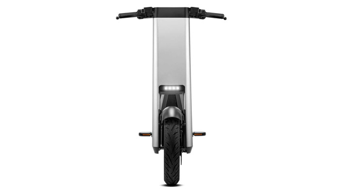 Xe sở hữu nhiều tính năng chống trộm như định vị GPS, LTE, khe cắm AirTag, khóa điện tử cho động cơ và bánh sau, cùng khóa cổ tay lái vật lý. Một pin phụ riêng biệt giúp hệ thống chống trộm vẫn hoạt động ngay cả khi pin chính được tháo ra.