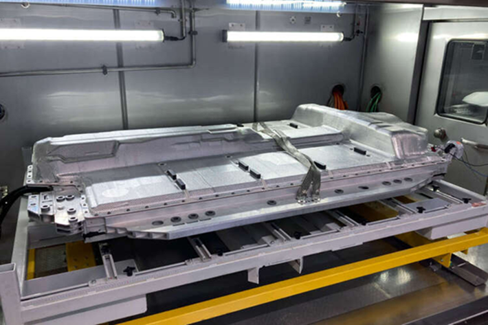 Theo BMW, pin ASSB tích hợp trong xe thử nghiệm i7 của hãng kết hợp các nguyên tắc xây dựng Gen5 đã được chứng minh (các ô trong các mô-đun) với các khái niệm mô-đun mới, sáng tạo để tích hợp các ô pin ASSB với chất điện phân gốc sulfide từ Solid Power.