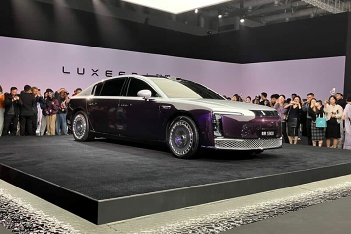 S800 là dòng xe đầu tiên mang thương hiệu Maextro, được phát triển từ liên doanh giữa tập đoàn viễn thông Huawei và nhà sản xuất ôtô JAC (trước đây từng hợp tác với Nio). Mẫu xe này được định vị cạnh tranh trực tiếp với những cái tên lớn như Mercedes-Maybach S-Class hay BYD Yangwang U7.