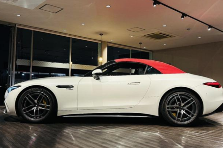 Mercedes-AMG SL43 thế hệ mới này được trang bị khối động cơ 4 xylanh, dung tích 2.0 lít, sẽ sản sinh ra công suất tối đa 375 mã lực tại tua máy 6.750 vòng/phút và mômen xoắn cực đại 480 Nm tại tua máy 3.250 - 5.000 vòng/phút.