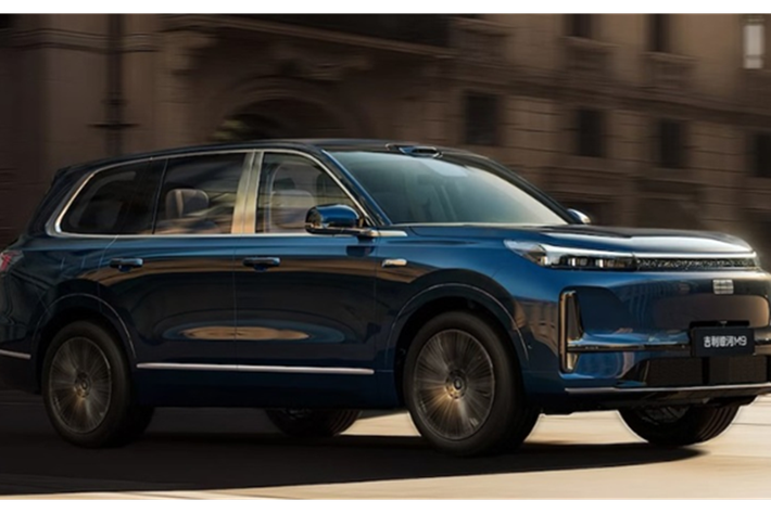 Mẫu xe này là phiên bản sản xuất thương mại từ concept Galaxy Starship từng ra mắt năm ngoái, đồng thời góp mặt trong bộ ba SUV ba hàng ghế cao cấp của tập đoàn Geely, bên cạnh Lynk &amp; Co 900 và Zeekr 9X.