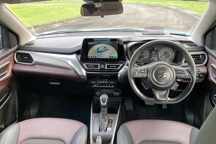 Phía sau Suzuki Fronx xuất hiện cụm đèn hậu LED nhỏ gọn với thiết kế nối liền hai bên. Dải đèn nằm dọc ở hai góc cản sau và tấm ốp giả bộ khuếch tán gió cũng là điểm nhấn của mẫu SUV hạng A này. Bên trong Suzuki Fronx là không gian nội thất 2 hàng ghế với 5 chỗ ngồi.