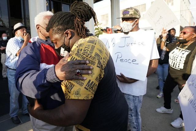 Thêm 1 người da màu bị cảnh sát Mỹ bắn chết - Hình 5 Them 1 nguoi da mau bi canh sat My ban chet-Hinh-5