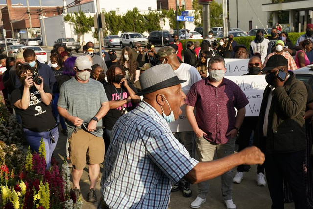 Thêm 1 người da màu bị cảnh sát Mỹ bắn chết - Hình 6 Them 1 nguoi da mau bi canh sat My ban chet-Hinh-6