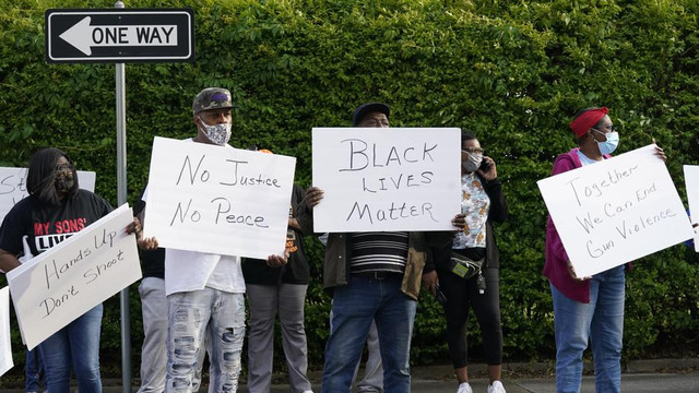 Thêm 1 người da màu bị cảnh sát Mỹ bắn chết - Hình 8 Them 1 nguoi da mau bi canh sat My ban chet-Hinh-8