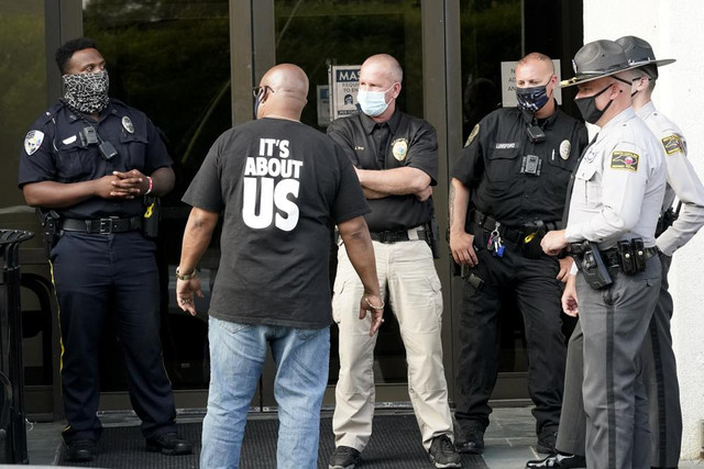 Thêm 1 người da màu bị cảnh sát Mỹ bắn chết - Hình 9 Them 1 nguoi da mau bi canh sat My ban chet-Hinh-9