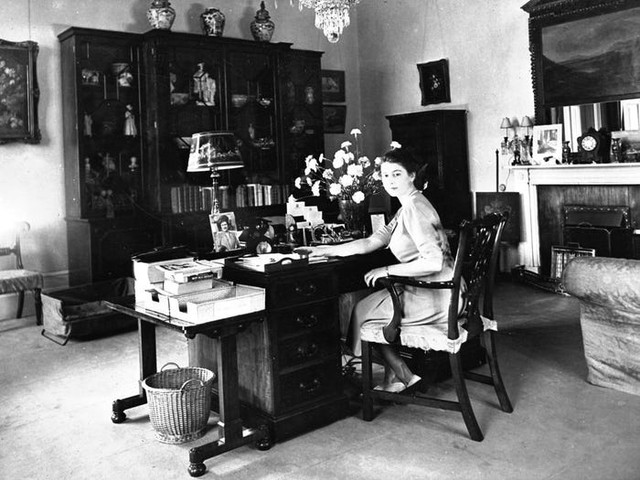 Ảnh thời trẻ mới công bố của Nữ hoàng Anh - Hình 12 Anh thoi tre moi cong bo cua Nu hoang Anh-Hinh-12