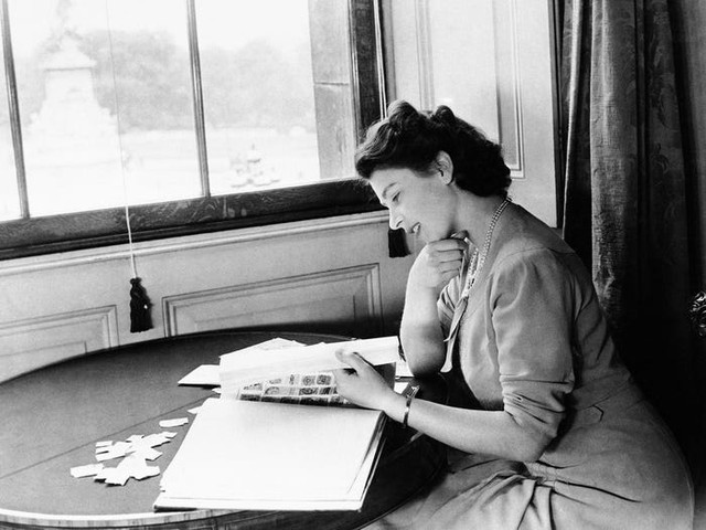 Ảnh thời trẻ mới công bố của Nữ hoàng Anh - Hình 13 Anh thoi tre moi cong bo cua Nu hoang Anh-Hinh-13