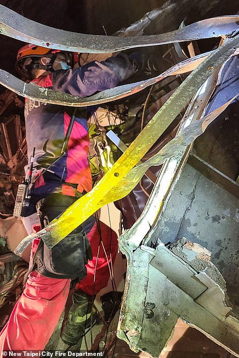 Hiện trường vụ tai nạn tàu hỏa thảm khốc ở Đài Loan khiến hơn 40 người chết - Hình 6 Hien truong vu tai nan tau hoa tham khoc o Dai Loan khien hon 40 nguoi chet-Hinh-6