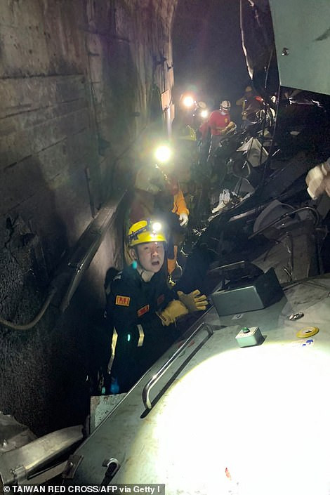 Hiện trường vụ tai nạn tàu hỏa thảm khốc ở Đài Loan khiến hơn 40 người chết - Hình 2 Hien truong vu tai nan tau hoa tham khoc o Dai Loan khien hon 40 nguoi chet-Hinh-2