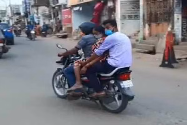 Nguoi dan ong o An Do dung xe may cho thi the me den noi hoa tang