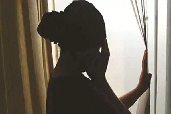 Tin lời bạn trai, thiếu nữ bị cưỡng hiếp tập thể suốt 4 ngày Tin loi ban trai, thieu nu bi cuong hiep tap the suot 4 ngay