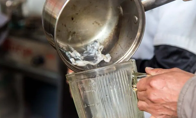 Ớn lạnh món sashimi và sinh tố từ ếch tươi sống - Hình 8 On lanh mon sashimi va sinh to tu ech tuoi song-Hinh-8