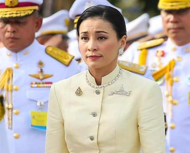 Nhan sắc 5 người vợ của Quốc vương Thái Lan - Hình 4 Nhan sac 5 nguoi vo cua Quoc vuong Thai Lan-Hinh-4
