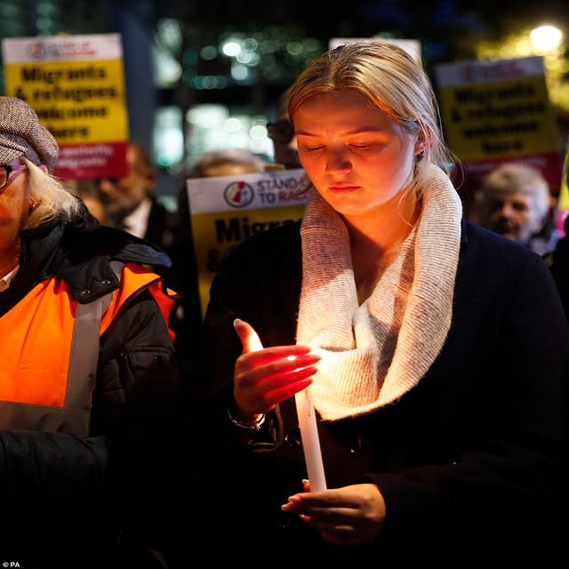 Nguoi Essex tuong niem 39 nan nhan chet cong trong xe tai