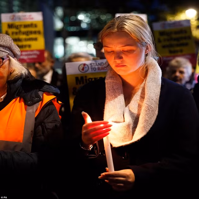 Nguoi Essex tuong niem 39 nan nhan chet cong trong xe tai