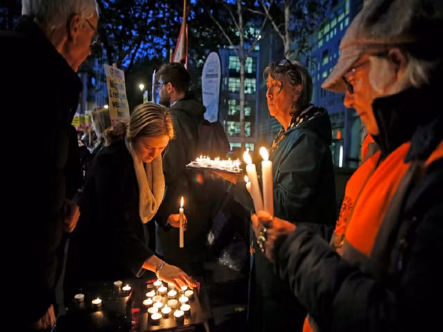 Nguoi Essex tuong niem 39 nan nhan chet cong trong xe tai-Hinh-8